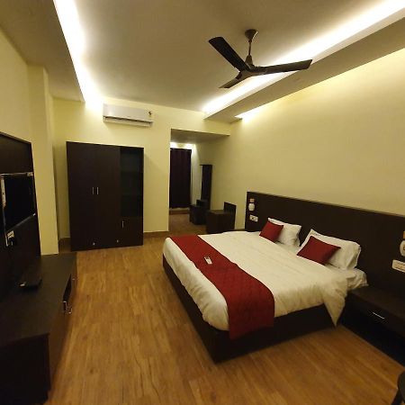 Sri Lakshmi Palace A/C Hotel Suluru Ngoại thất bức ảnh