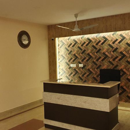 Sri Lakshmi Palace A/C Hotel Suluru Ngoại thất bức ảnh