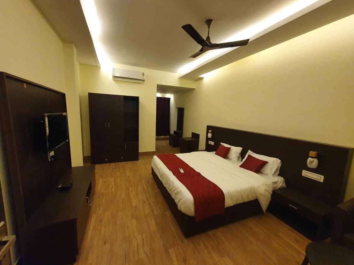 Sri Lakshmi Palace A/C Hotel Suluru Ngoại thất bức ảnh
