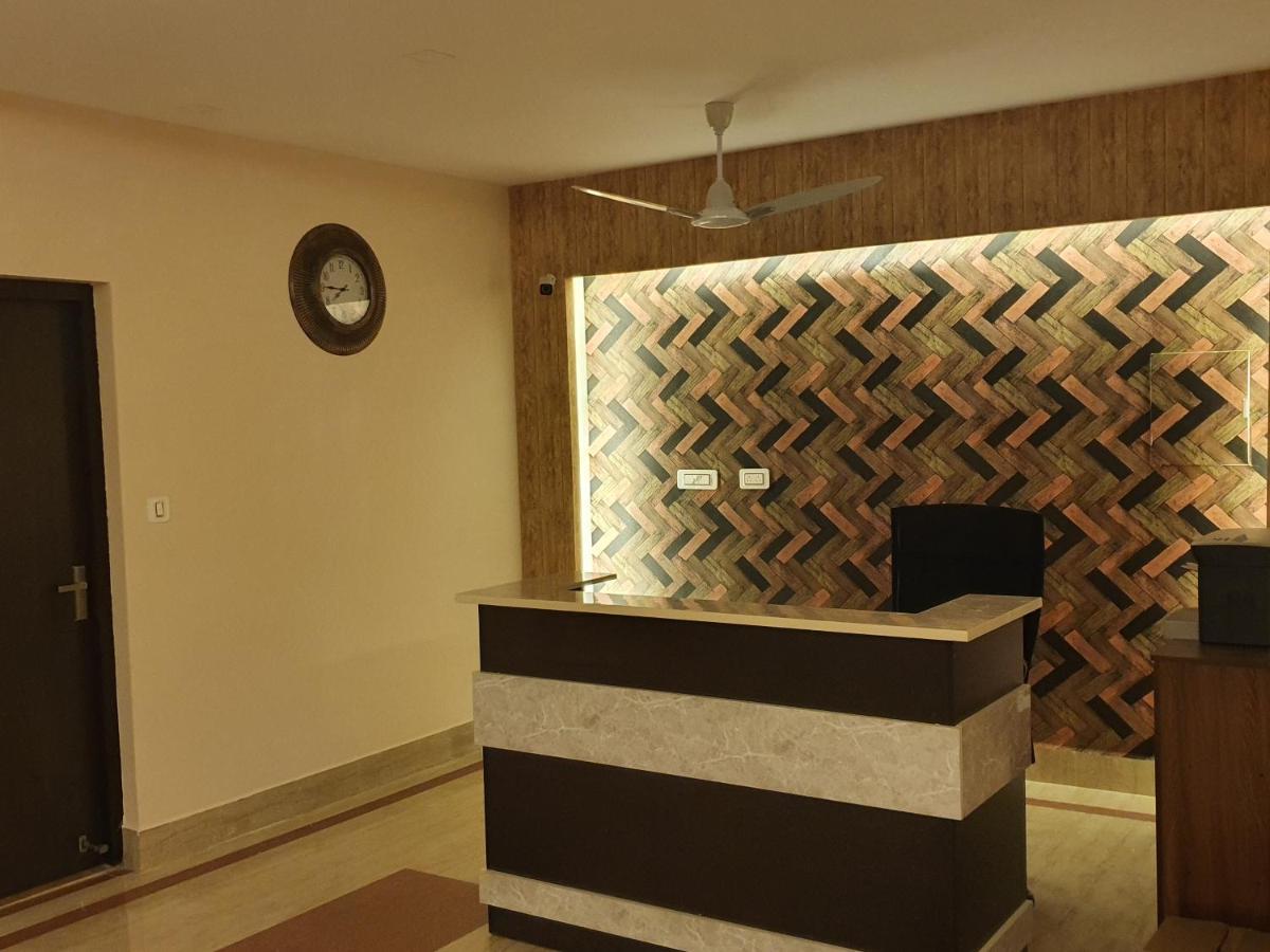 Sri Lakshmi Palace A/C Hotel Suluru Ngoại thất bức ảnh