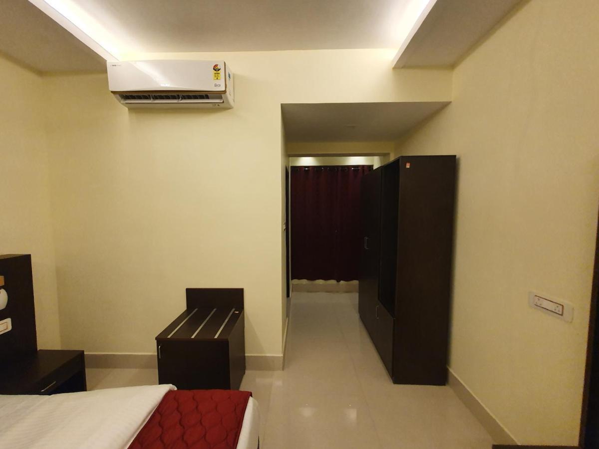 Sri Lakshmi Palace A/C Hotel Suluru Ngoại thất bức ảnh
