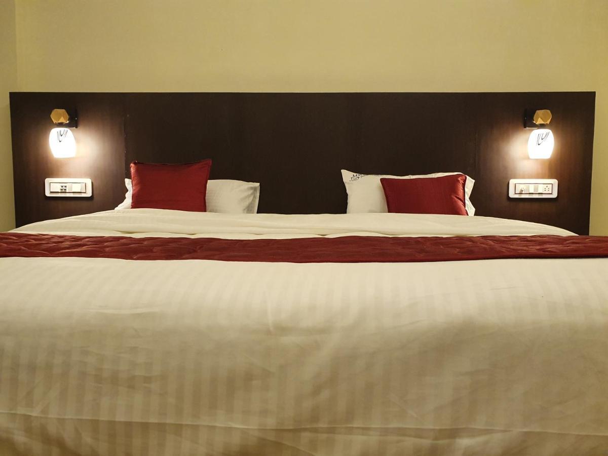 Sri Lakshmi Palace A/C Hotel Suluru Ngoại thất bức ảnh
