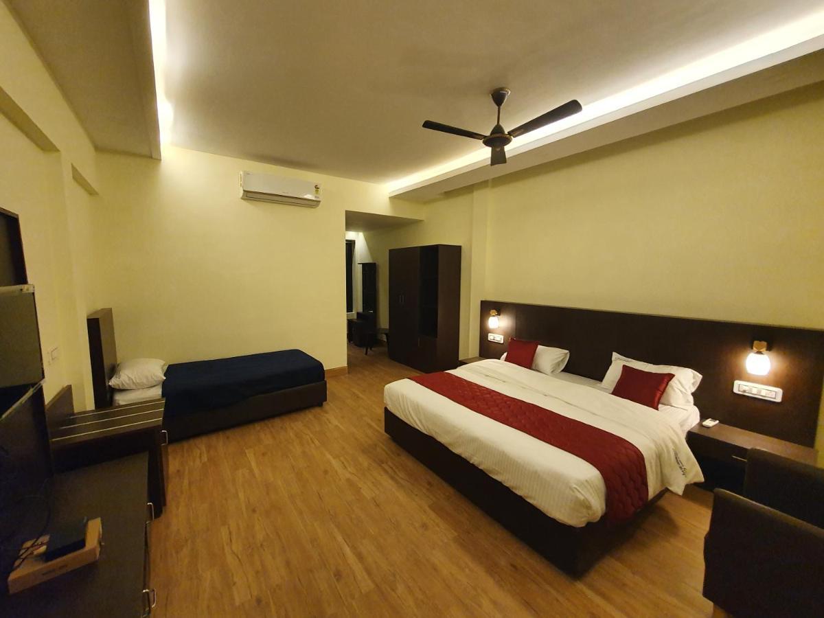 Sri Lakshmi Palace A/C Hotel Suluru Ngoại thất bức ảnh