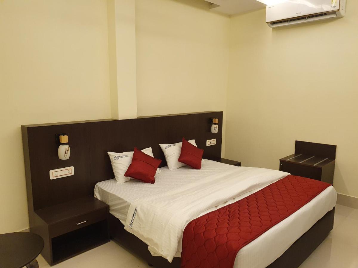 Sri Lakshmi Palace A/C Hotel Suluru Ngoại thất bức ảnh
