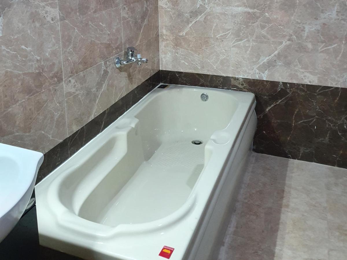 Sri Lakshmi Palace A/C Hotel Suluru Ngoại thất bức ảnh
