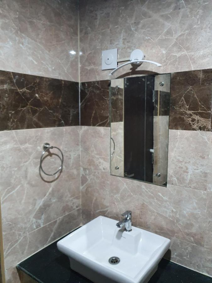 Sri Lakshmi Palace A/C Hotel Suluru Ngoại thất bức ảnh