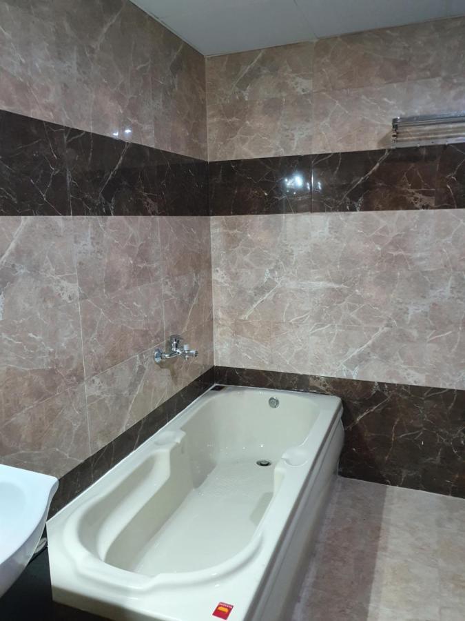 Sri Lakshmi Palace A/C Hotel Suluru Phòng bức ảnh